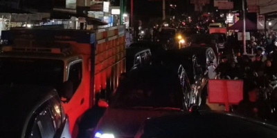 Antrean BBM Tutup Jalan, Kota Takengon Macet Parah