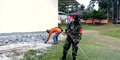 Jaga Kebersihan Lingkungan, Babinsa Biak Utara Bantu Jemaat Bersihkan Halaman Gereja