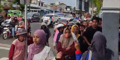 Keluarga Besar SMA & SMK Sri Mukti Cilacap Berbagi Takjil