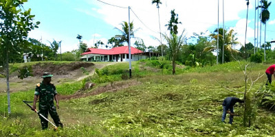 Semangat Kebersamaan, Babinsa dan Pemuda Kampung Kababur Bersihkan Lingkungan Koramil