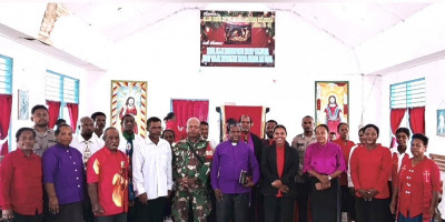 Babinsa Supiori Selatan Hadiri Parade Budaya HUT YPK Ke-64 di Imbirsbari