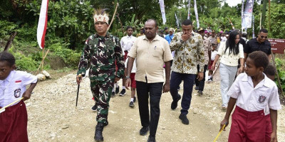 Dankodaeral X Resmikan Jembatan di Distrik Bonggo Papua