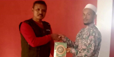 Perhutani Bandung Utara Salurkan Al-Qur'an untuk Masjid di Cisarua