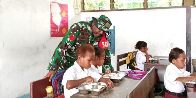 Dukung Generasi Sehat dan Cerdas, Babinsa Biak Timur Dampingi Pembagian MBG di Sekolah