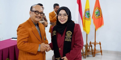 Ibu Lima Anak Raih Gelar Magister Administrasi Publik