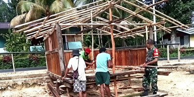 Jelang Paskah, Babinsa Biak Barat Bantu Warga Buat Pondok Paskah