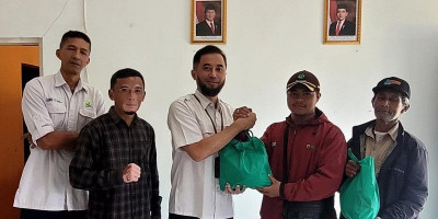 Perhutani Bandung Utara Salurkan Sembako untuk Penyadap Getah Pinus