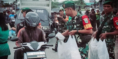Koramil Kuala Kencana dan Koramil Jila Bagikan 500 Paket Takjil