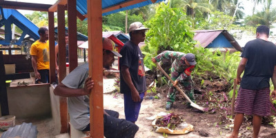 Peduli di Tengah Duka, Babinsa Bantu Warga Gali Liang Kubur