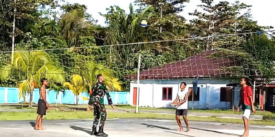 Bangun Kebersamaan dan Semangat Generasi Muda, Babinsa Supiori Bermain Voli Bersama Pemuda
