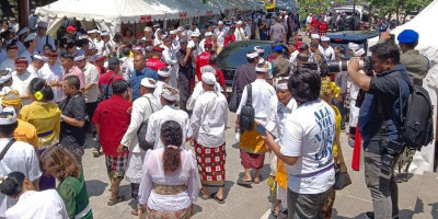 Upacara Melasti di Pura Segara Cilincing Berlangsung Khidmat