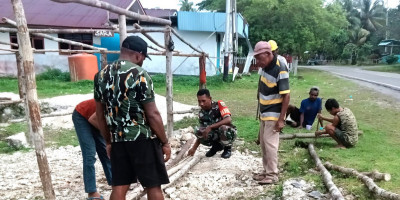 Dukung Kegiatan Jemaat, Babinsa Biak Timur Bantu Pembuatan Pondok Bazar