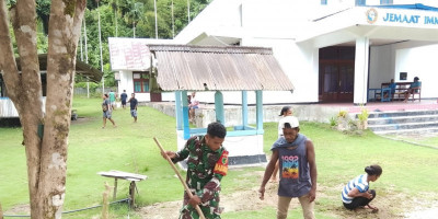 Kompak dan Peduli, Babinsa Bersama Pemuda Bersihkan Halaman Gereja di Warsa