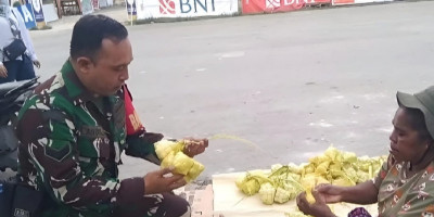 Pastikan Harga Stabil, Babinsa Pantau Harga Sembako Jelang Idul Firtri di Pasar Lama Biak
