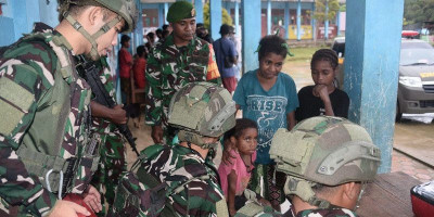 Pengungsi di Aifat Timur Jauh Maybrat Berhasil Dievakusasi TNI