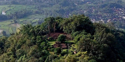 Panorama Indah Candi Sari dari Puncak Bukit di Magelang