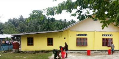 Tumbuhkan Semangat Gotong-royong, Babinsa Numfor Bersama Warga Bersihkan Lingkungan Gereja