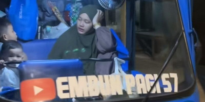 Mudik Unik, Warga Bekasi Bawa Keluarga Pulang Kampung Naik Bajaj