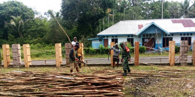 Babinsa Numfor Bersama Warga Bangun Pagar Gereja