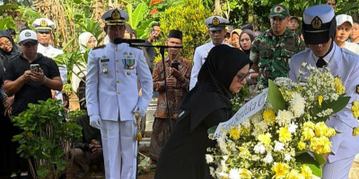 Gugur Dalam Penugasan, Dua Prajurit Marinir Dimakamkan Secara Militer