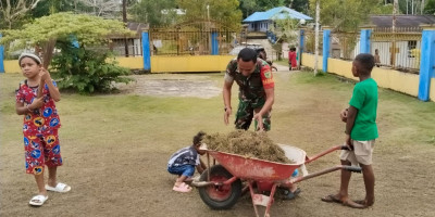 Ciptakan Lingkungan Bersih, Babinsa dan Jemaat Gotong-Royong Bersihkan Halaman Gereja