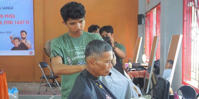 Diserbu Warga! Cukur Gratis Pertamina Bikin Antrean Mengular 