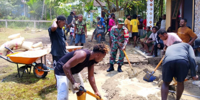 Kebersamaan tanpa Batas, TNI-Polri dan Warga Gotong-Royong Cor Pembangunan Gedung Gereja