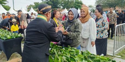 Mangkunegaran Bagikan 4.000 Ketupat Opor untuk Warga