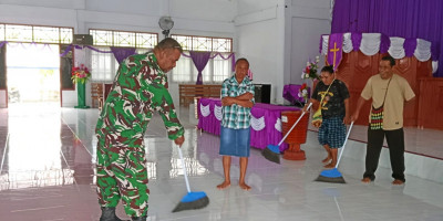 Wujud Kepedulian dan Kebersamaan, Babinsa Biak Timur Bantu Bersihkan Gereja
