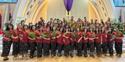 Ribuan Umat Hadiri Misa Minggu Palma di Gereja Albertus Harapan Indah