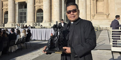 Momen Istimewa di Vatikan, Patung Karya Indonesia Diserahkan kepada Paus Leo XIV