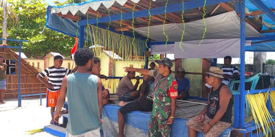 Babinsa Supiori Utara Komsos Bahas Keamanan Kemping Paskah di Supiori Barat