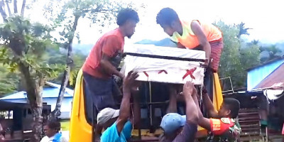Sigap dan Peduli, Babinsa Supiori Bantu Nelayan Angkut Hasil Laut