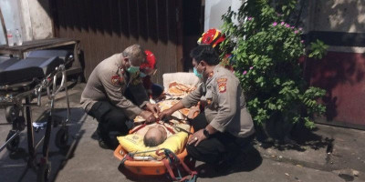 Evakuasi Dramatis di Pademangan Timur, Polisi dan Damkar Selamatkan Lansia Sakit