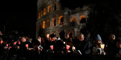 Paus Leo XIV Pimpin Jalan Salib di Koloseum Roma pada Jumat Agung