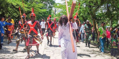 Prosesi Ibadah Jalan Salib Berjalan Lancar dengan Pengamanan Humanis Babinsa Mapurujaya 