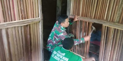 Lestarikan Kearifan Lokal, Babinsa Bantu Warga Pasang Dinding Rumah dari Pelepah Sagu