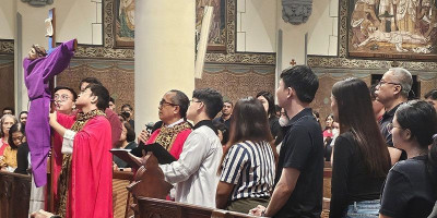Suasana Sakral Selimuti Katedral, Ribuan Umat Ikuti Ibadat Jumat Agung