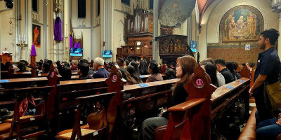 Air Mata Umat Jatuh Saat Pasio Jumat Agung di Katedral