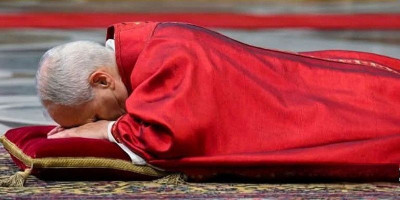 Paus Leo XIV Bersujud, Mengajarkan Arti Penyerahan Total