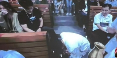 Unik, Romo Pilih Langsung Umat Saat Pembasuhan Kaki di Misa Kamis Putih