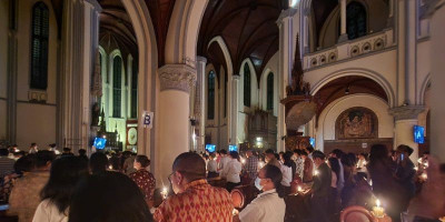Terang Kebangkitan Penuhi Katedral Jakarta, Umat Hayati Vigili Paskah