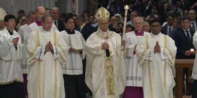 Paus Pimpin Misa Vigili Paskah di Basilika Santo Petrus