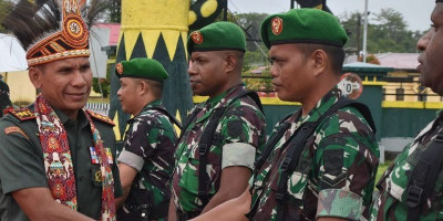 Kodim 1710/Mimika Gelar Tradisi Penyambutan Dandim dan Ketua Persit KCK