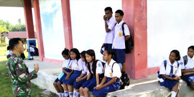 Manfaatkan Waktu Istirahat, Babinsa Tanamkan Nilai Empati dan Disiplin kepada Siswa SMP
