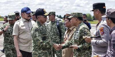 Panglima TNI Dampingi Menhan Tinjau Penertiban Tambang di Kalteng