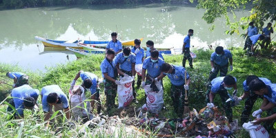 TNI AU Wilayah Makassar Gelar Karya Bakti di TPI dan Pasar Batangase