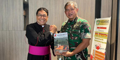 Romo Yos Bintoro Serahkan Buku, KSAD Dukung Pelayanan Keuskupan TNI-Polri