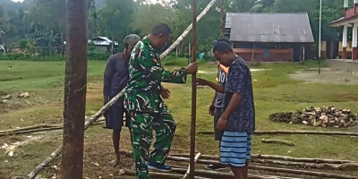 Dukung Pembangunan Gereja, Babinsa dan Warga Gotong-Royong Buat Pondok Bazar