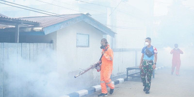 Cegah Penyakit Demam Berdarah (DBD) dan Malaria, Kodaeral XIV Sorong Laksanakan Fogging